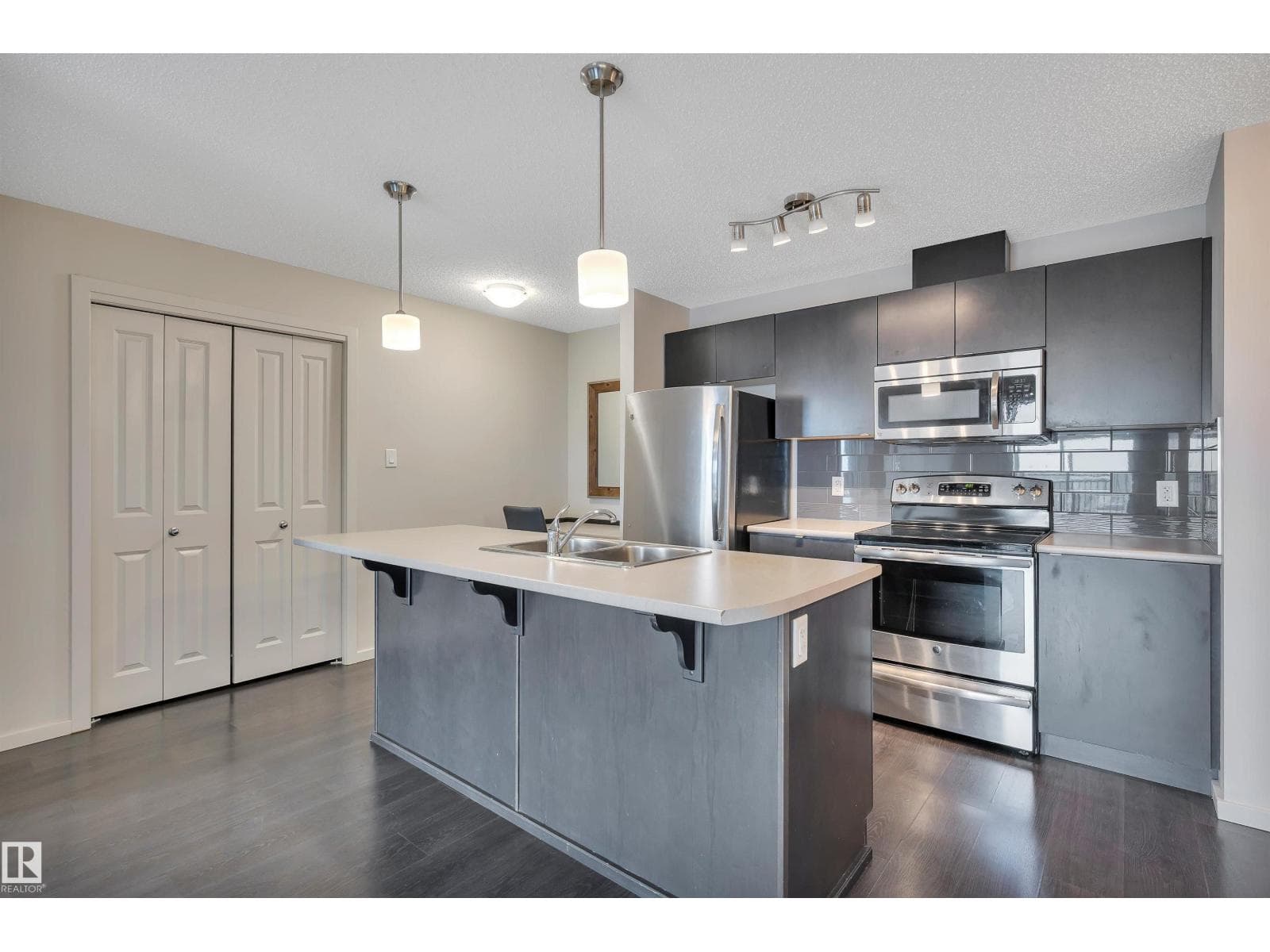 #447 348 WINDERMERE RD NW — photo 4