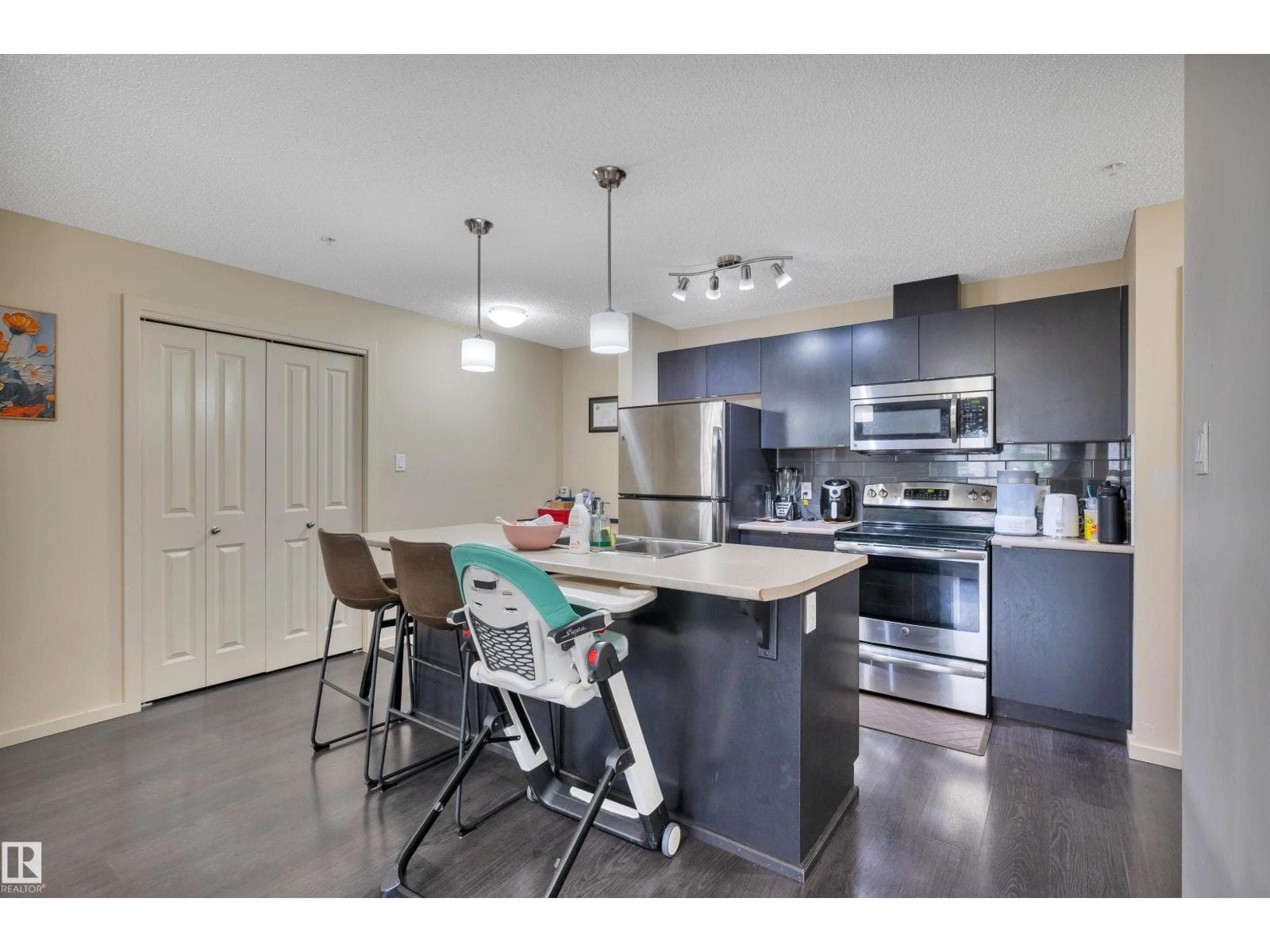 #216 340 WINDERMERE RD NW — photo 3