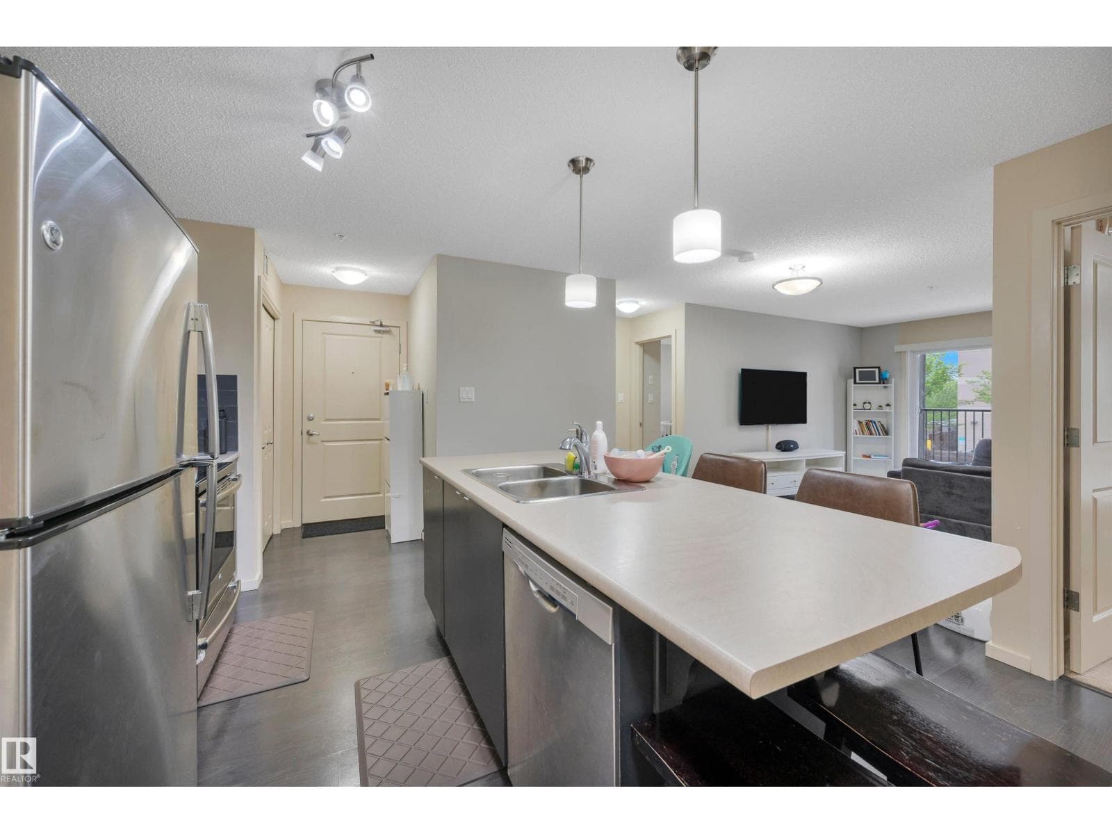 #216 340 WINDERMERE RD NW — photo 5