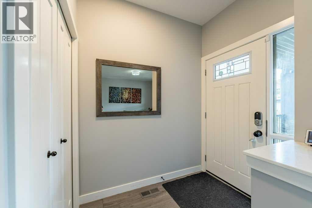 110 Hillcrest Close SW — photo 3