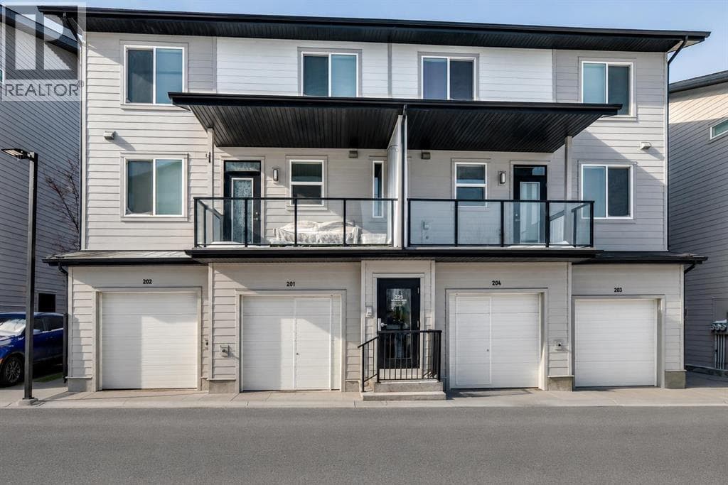 203, 225 Redstone Walk NE