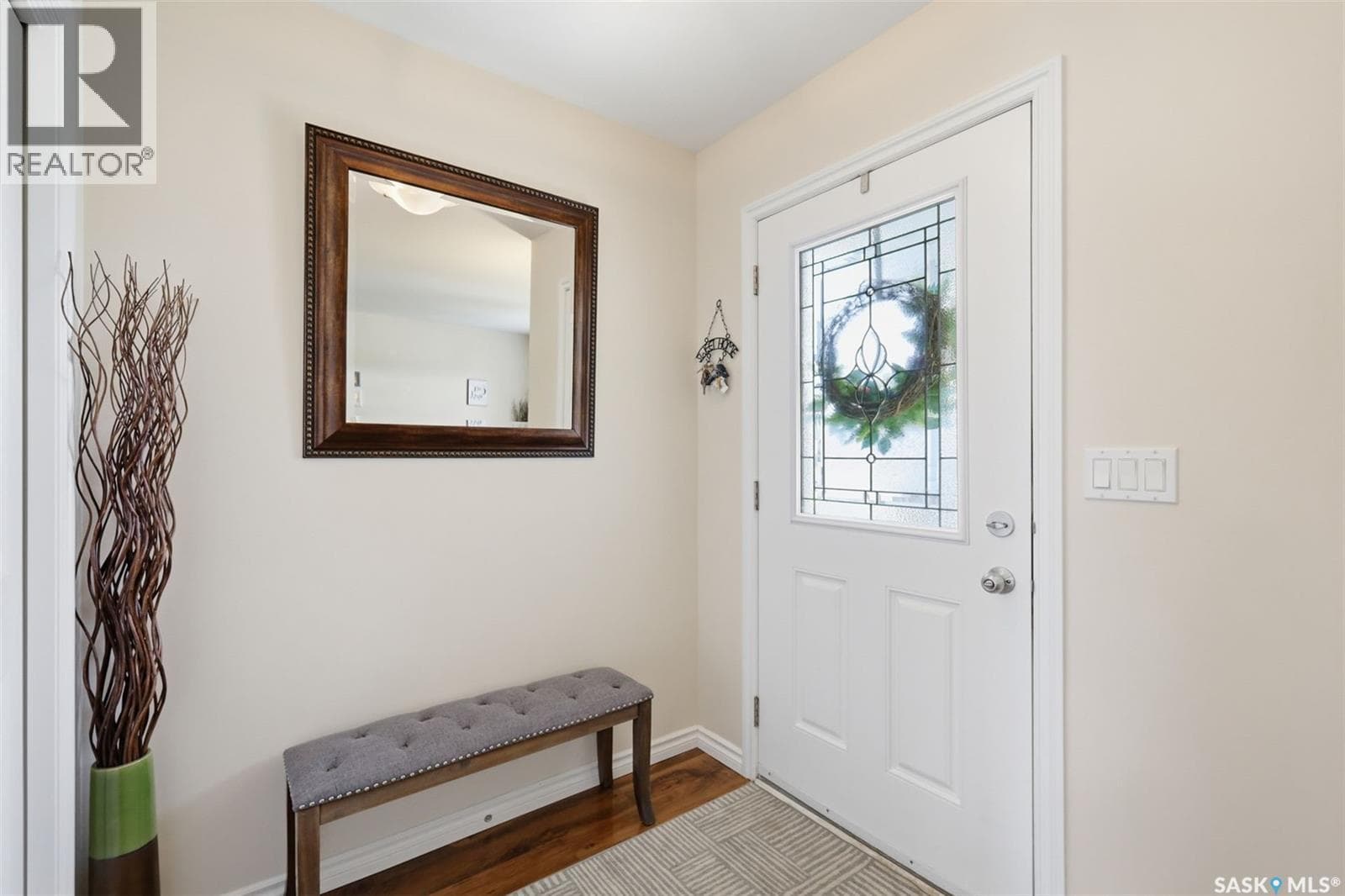 646 Hampton CIRCLE — photo 2