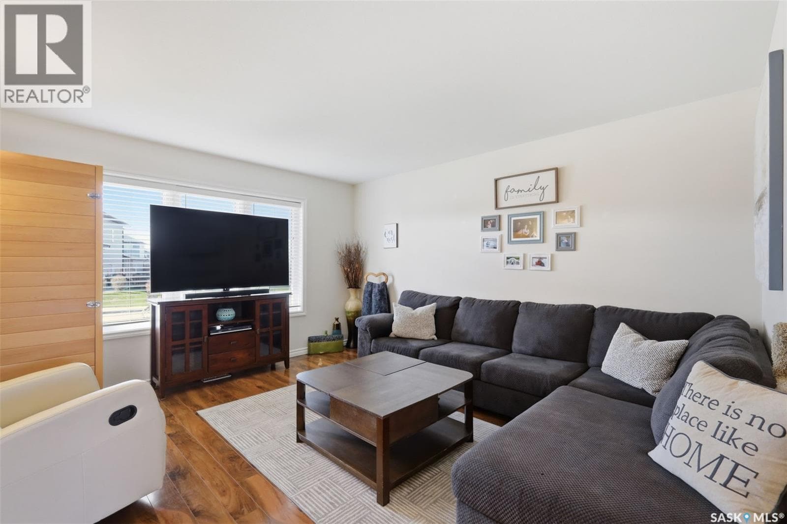 646 Hampton CIRCLE — photo 3