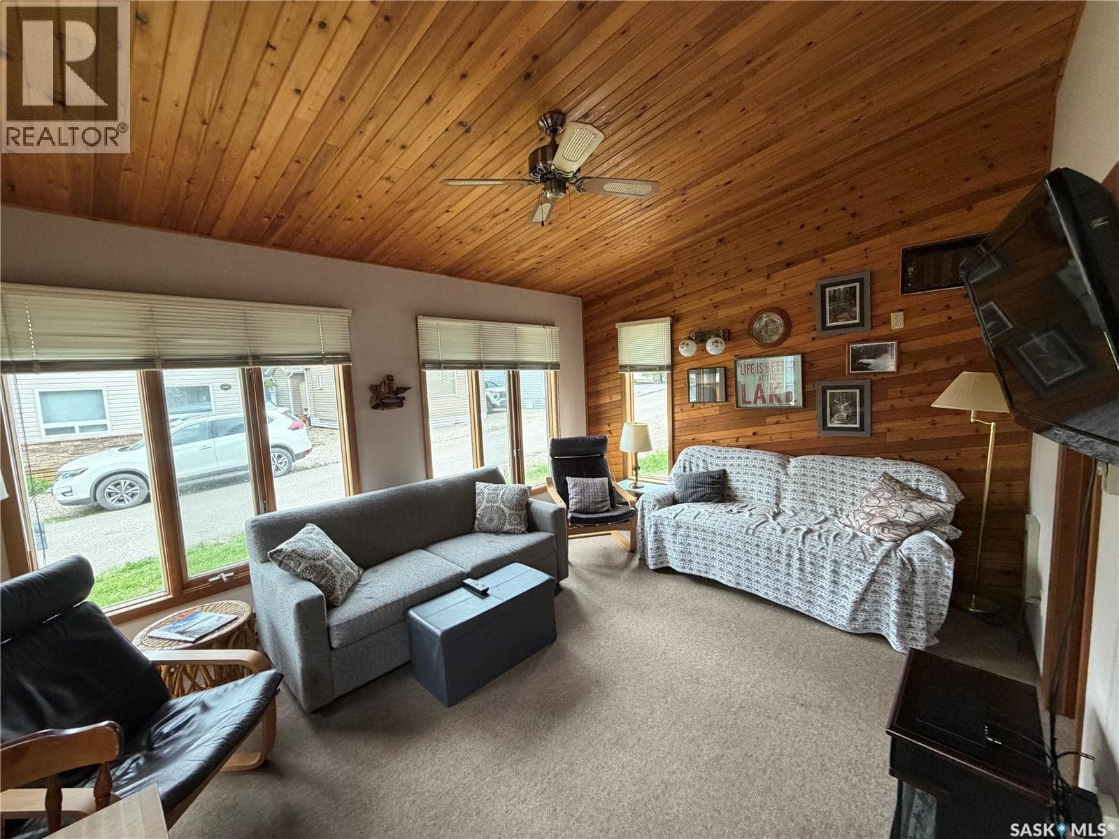 1515 Finch — photo 3