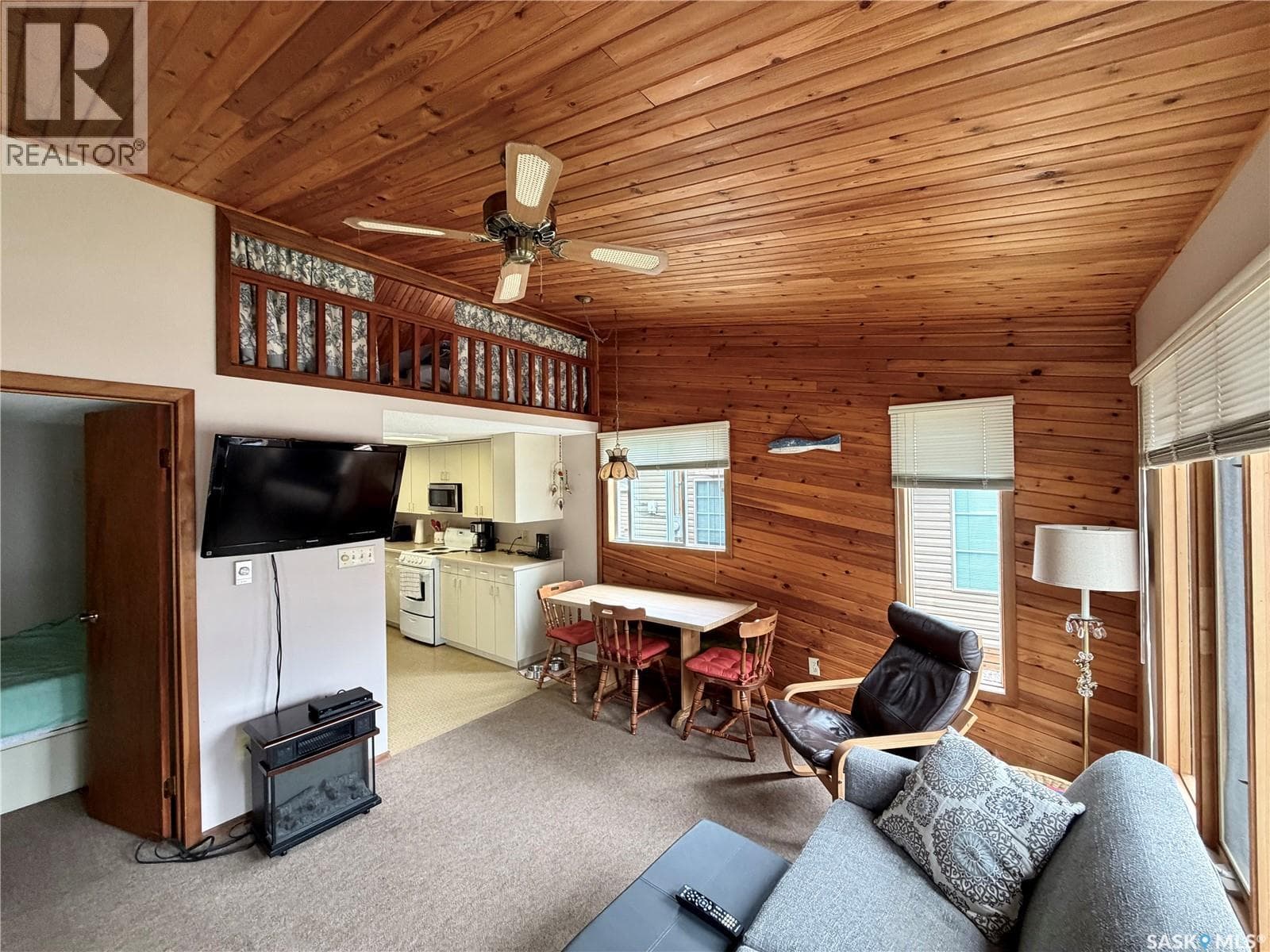 1515 Finch — photo 4