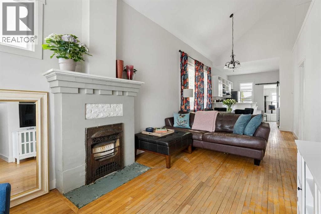 128 18 Avenue NE — photo 5