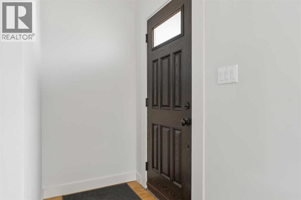 128 18 Avenue NE — photo 4