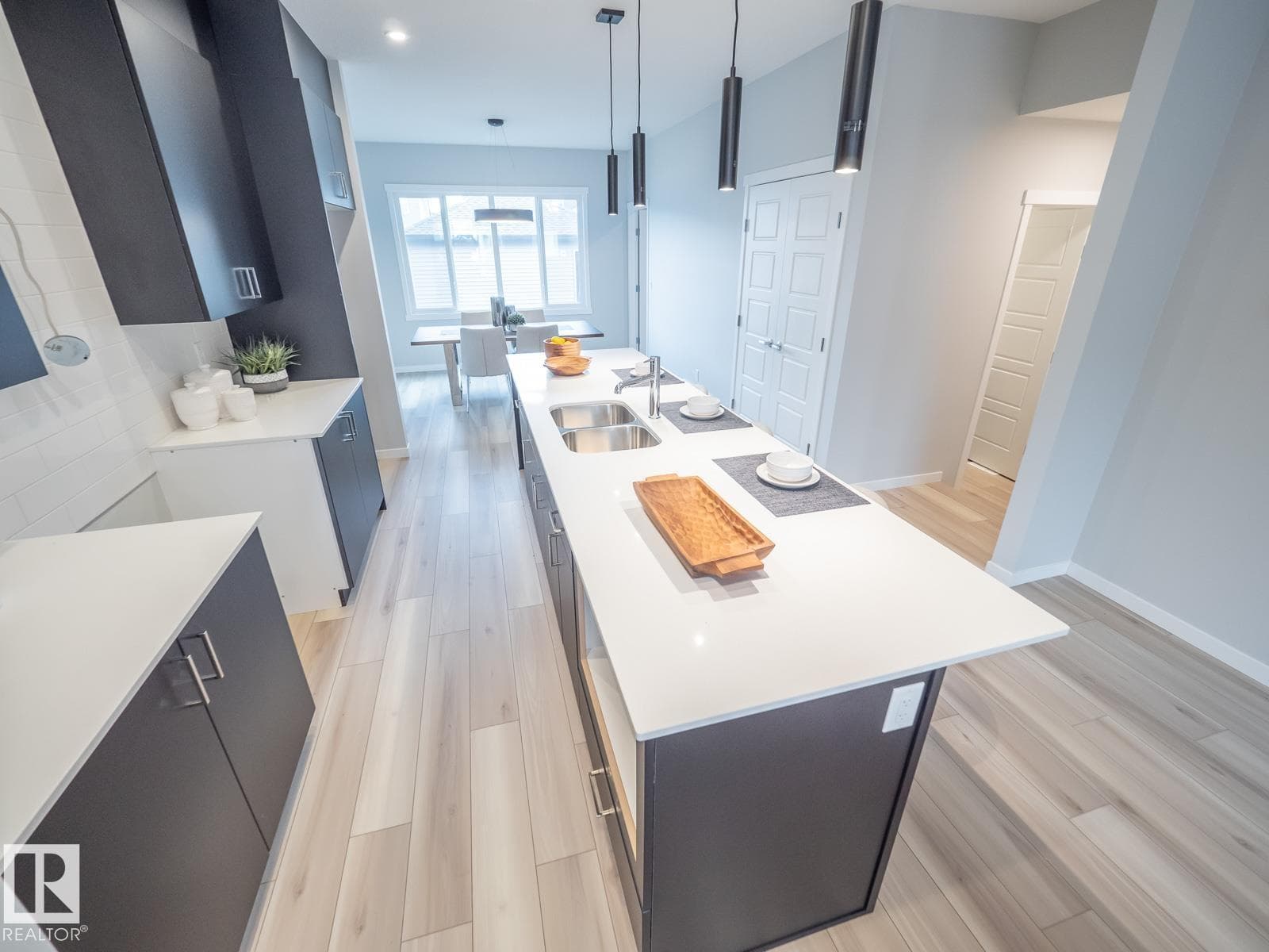 1090 McLeod AV — photo 4