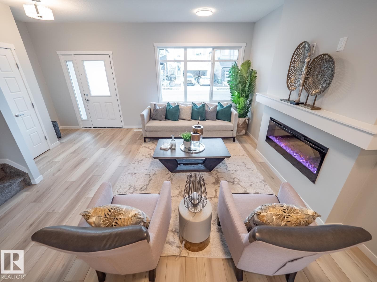 1090 McLeod AV — photo 3