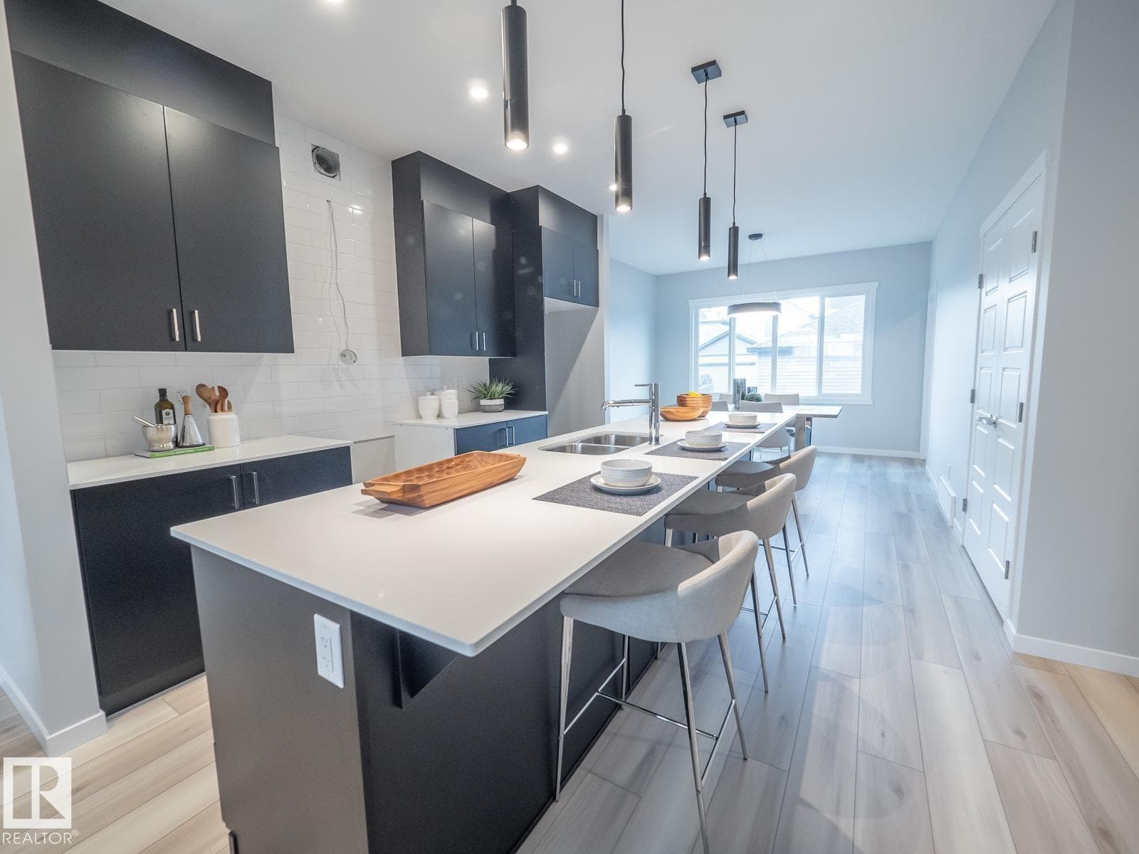 1090 McLeod AV