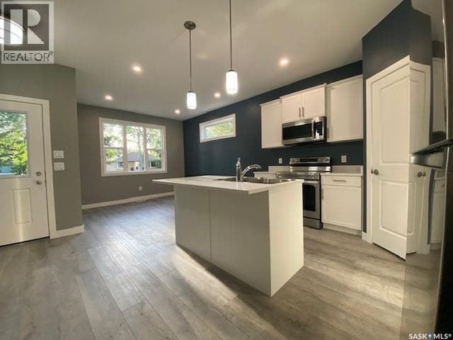 3067 Elphinstone STREET — photo 2