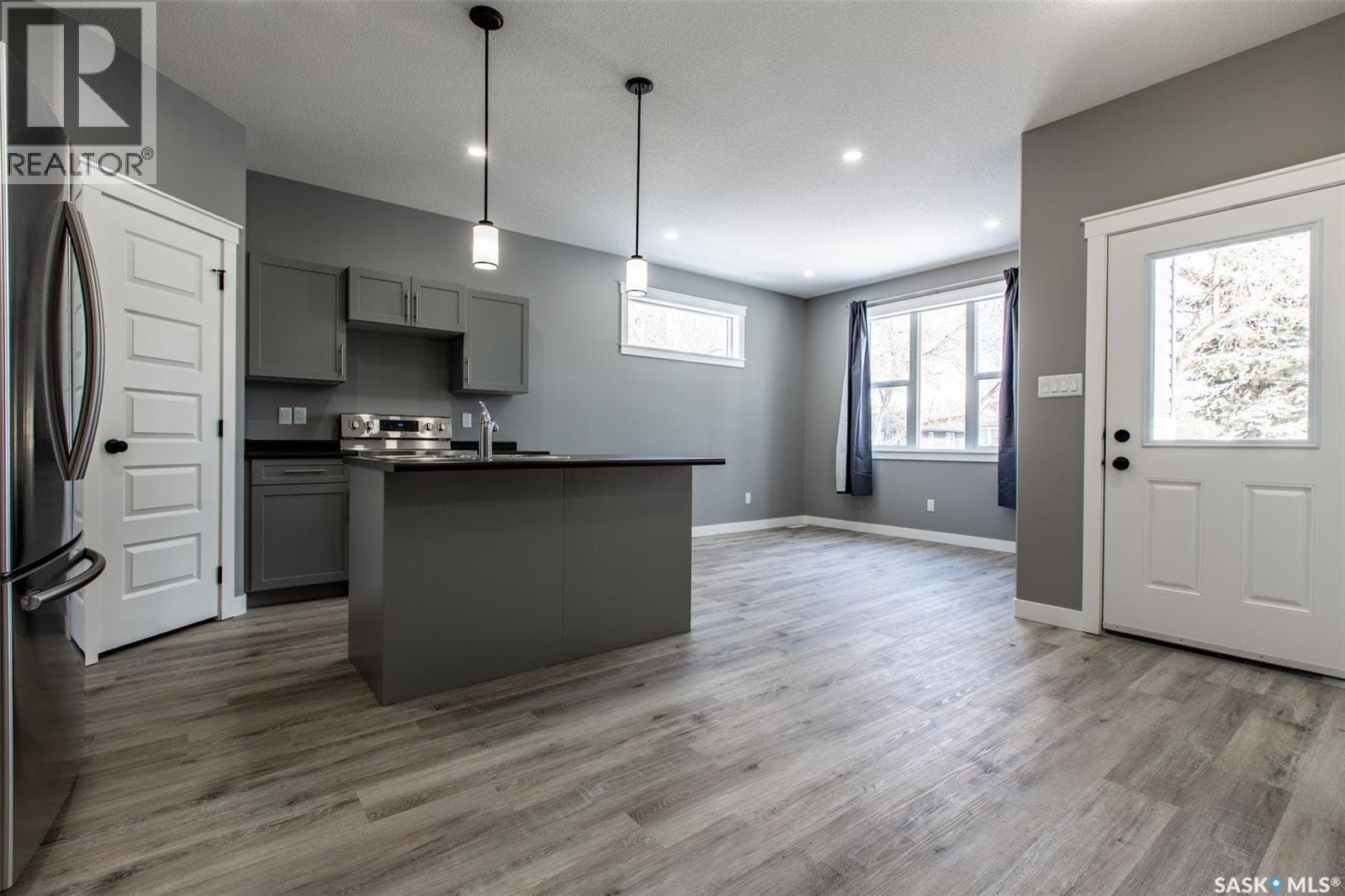 2748 MacKay STREET — photo 2