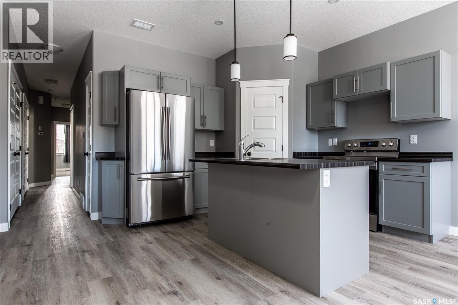 2748 MacKay STREET — photo 3