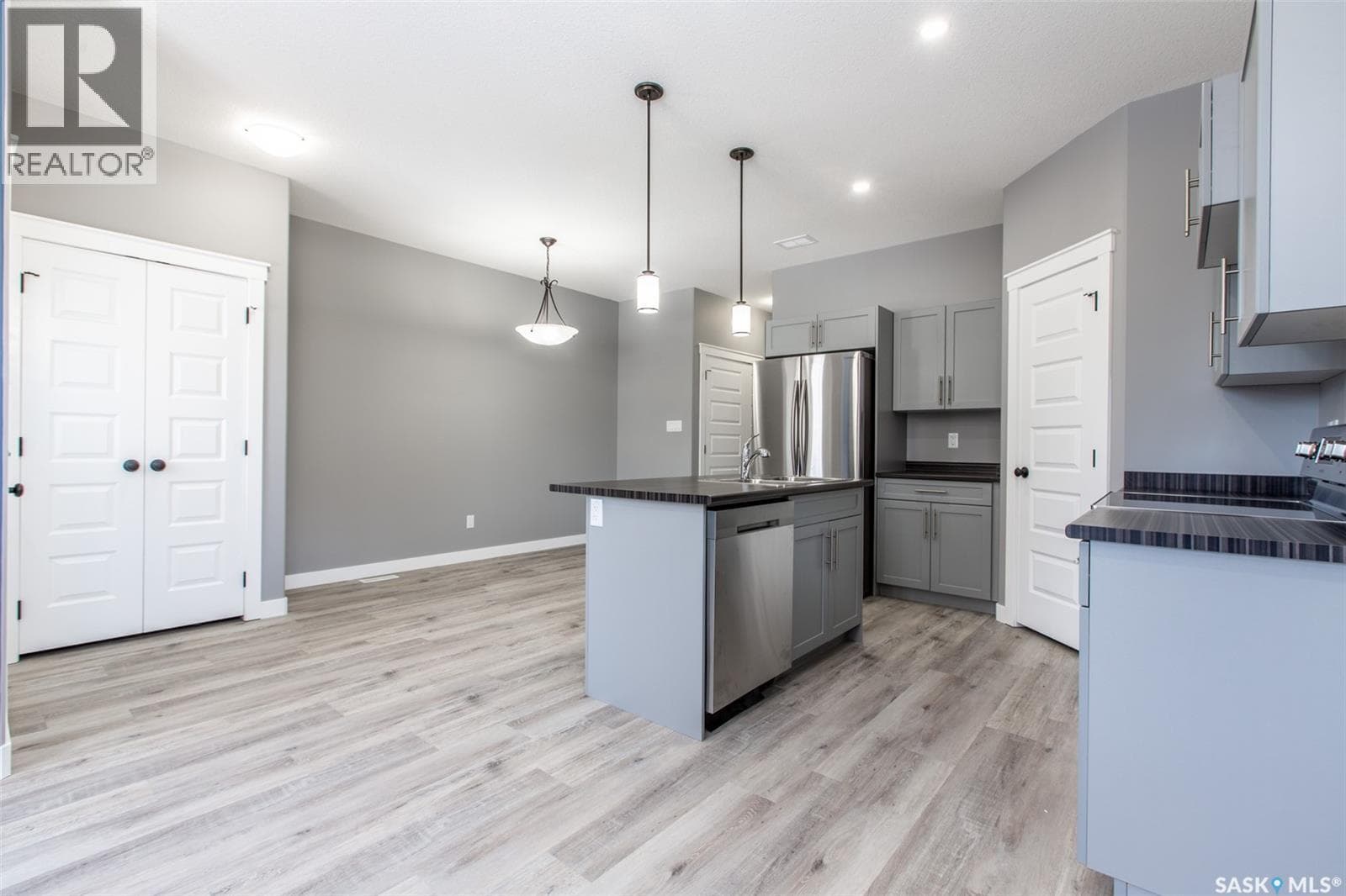 2748 MacKay STREET — photo 4