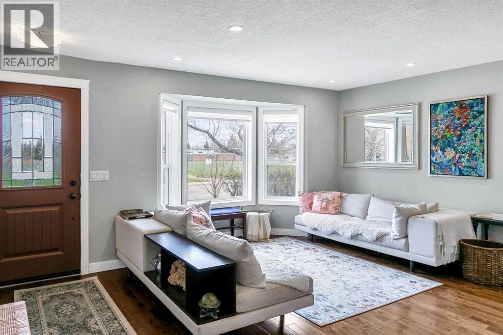 95 Hillgrove Crescent SW — photo 3