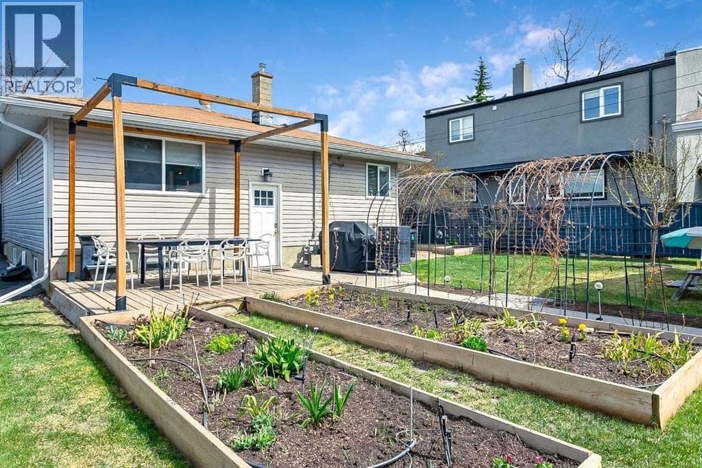 95 Hillgrove Crescent SW — photo 2