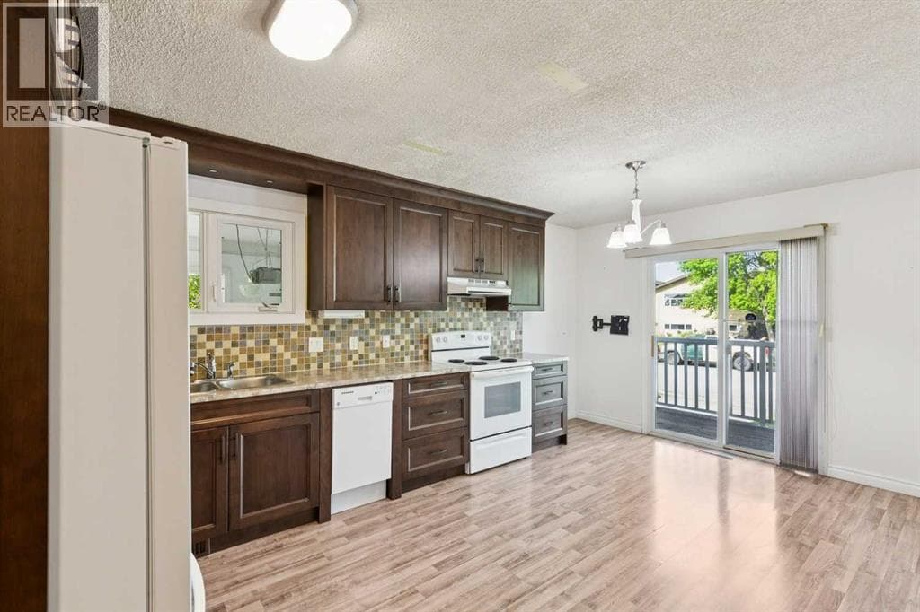 918 38 Street SE — photo 2