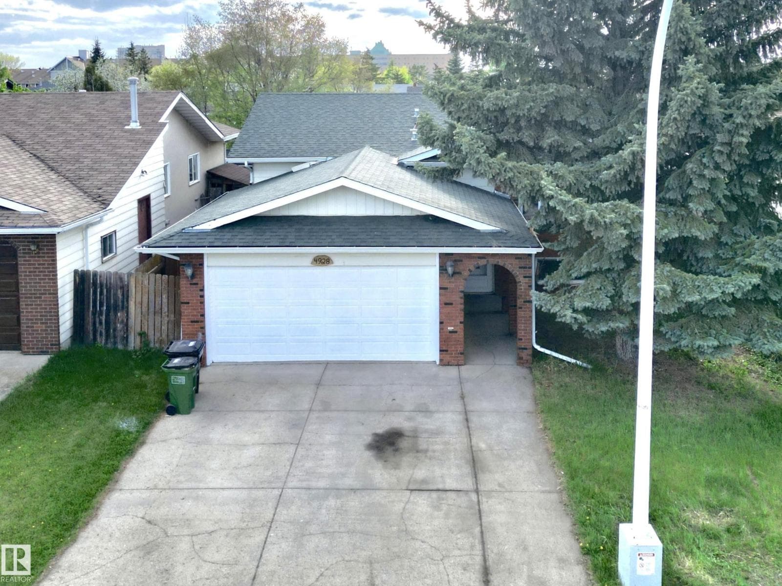 4928 31 AV NW — photo 2