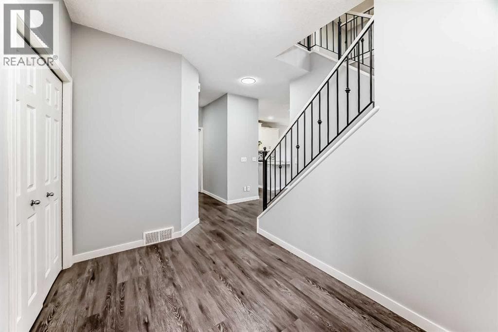114 Valley Crest Close NW — photo 3