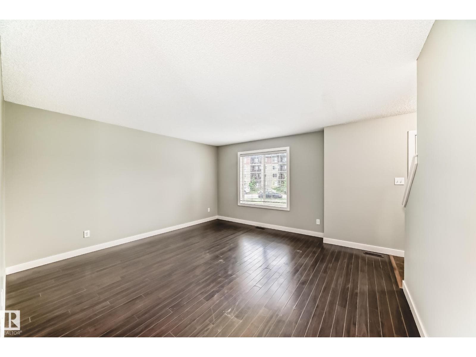 #47 12004 22 AV SW — photo 4