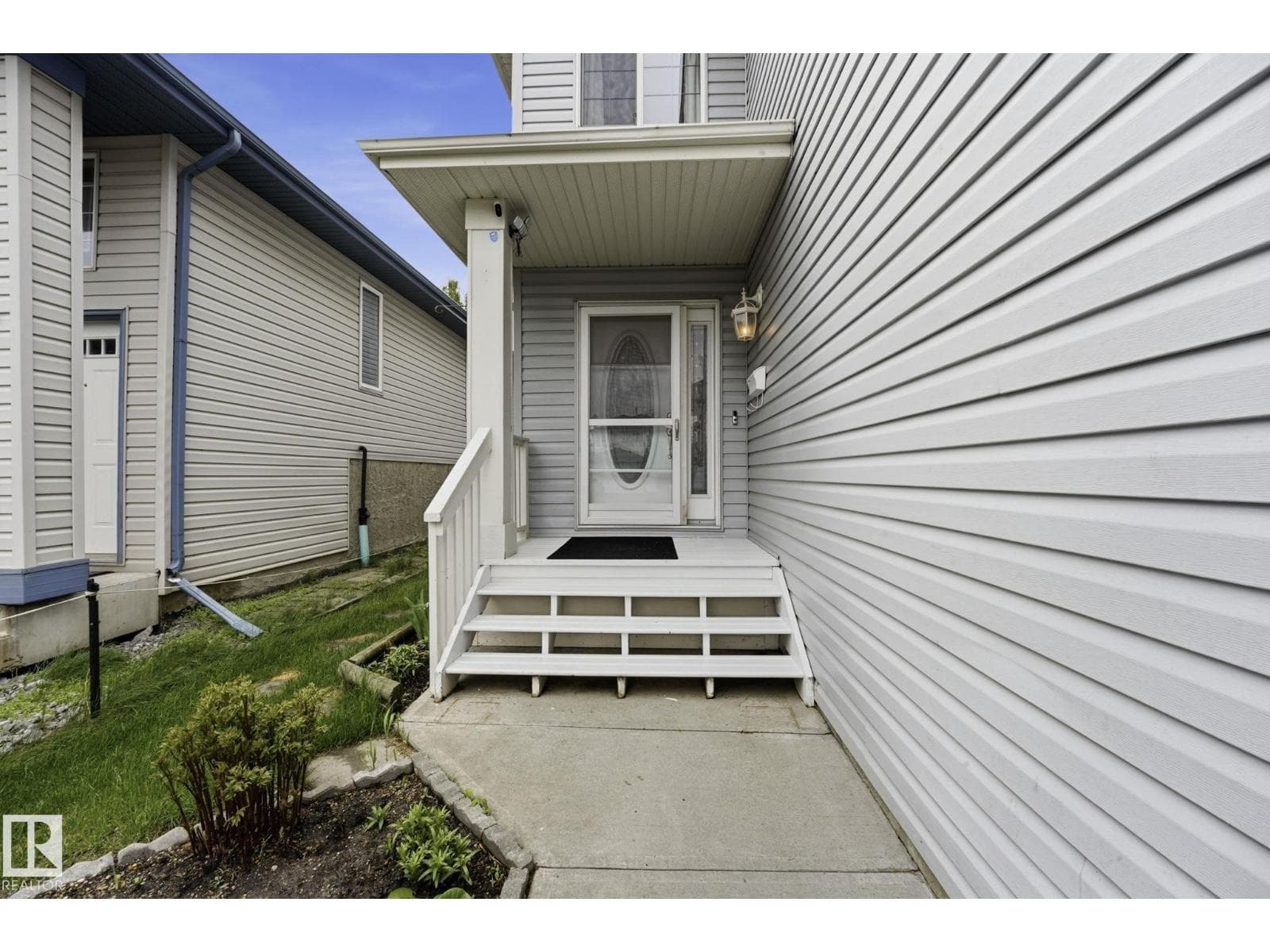 3231 28A AV NW — photo 2