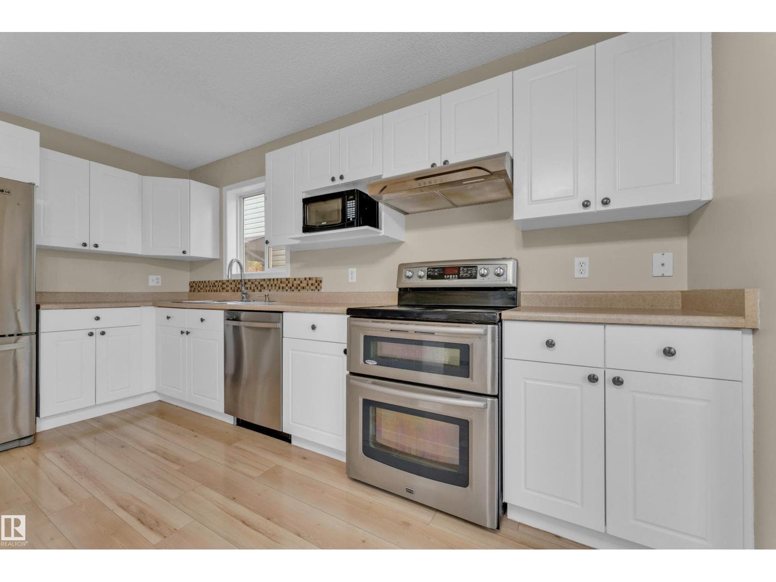 3134 30 AV NW NW — photo 3