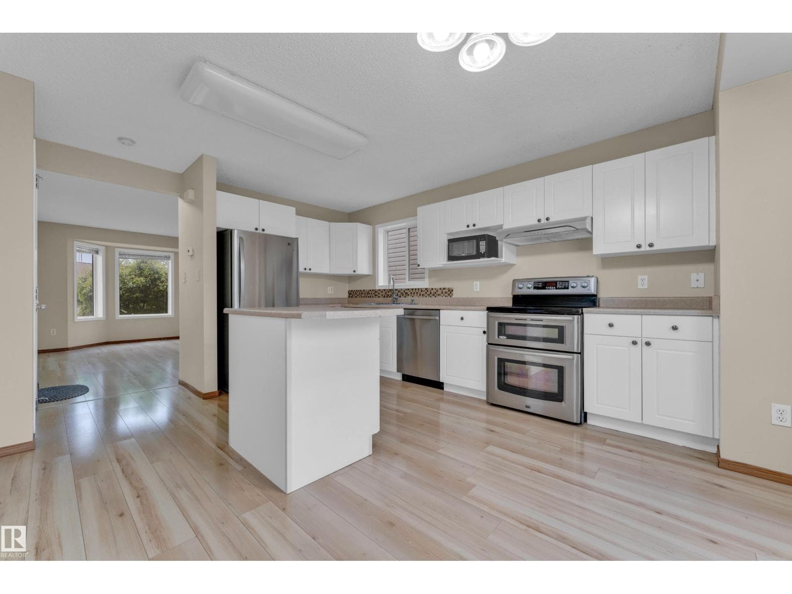 3134 30 AV NW NW — photo 4