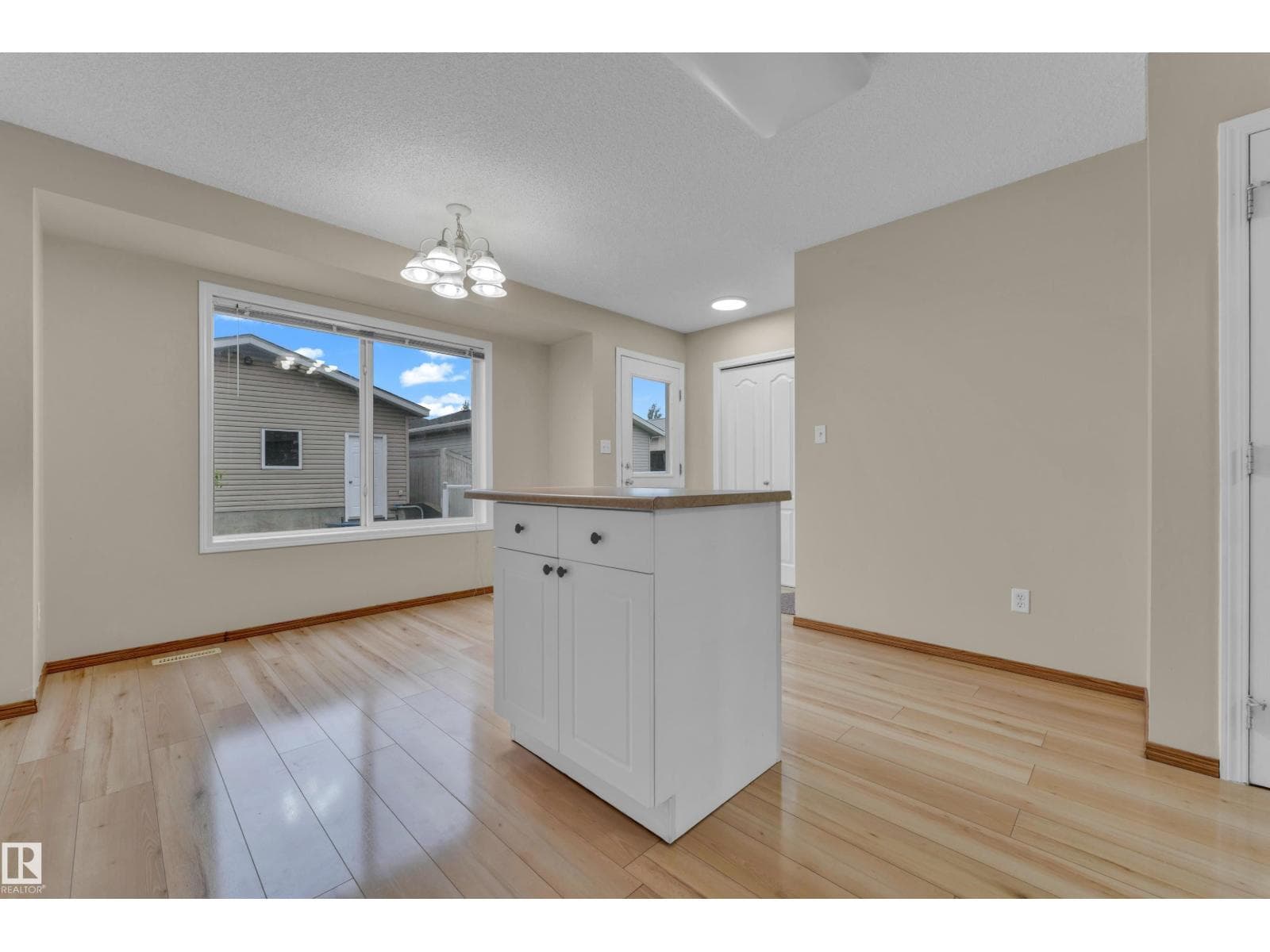 3134 30 AV NW NW — photo 5