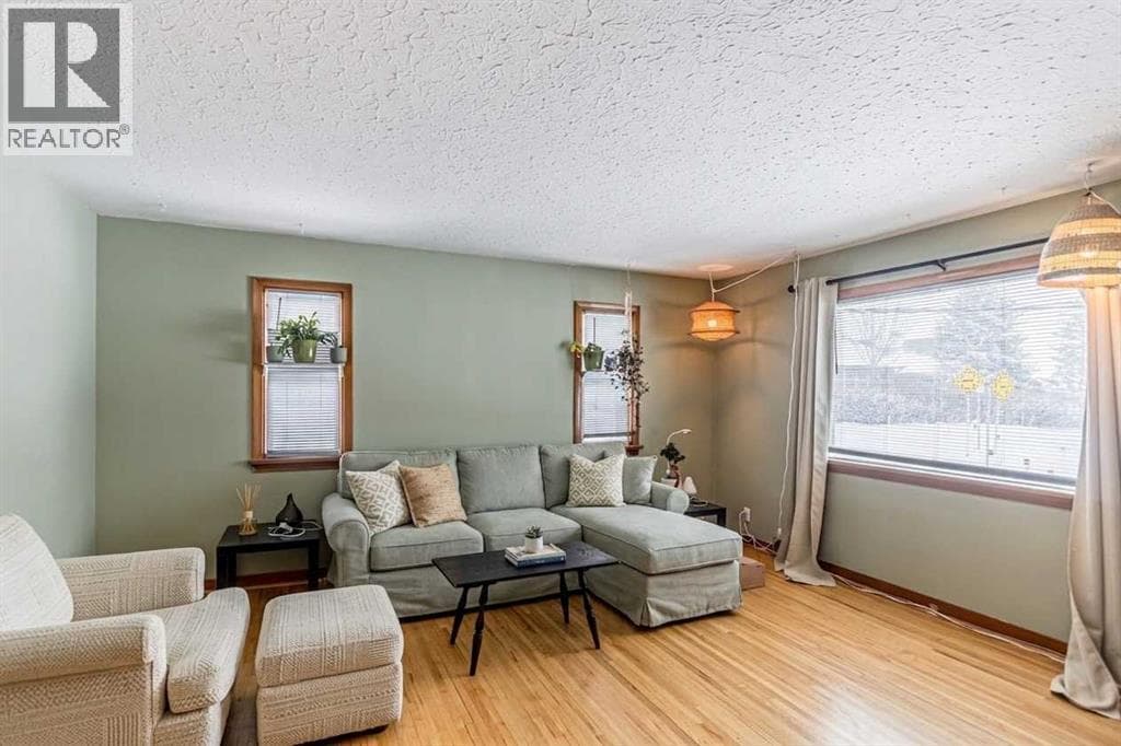 3423 1 Street NE — photo 2