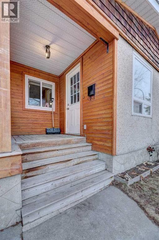 2526 16 Street SE — photo 4