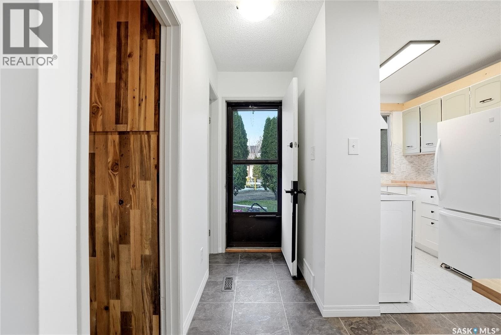 93 1128 Mckercher DRIVE — photo 3