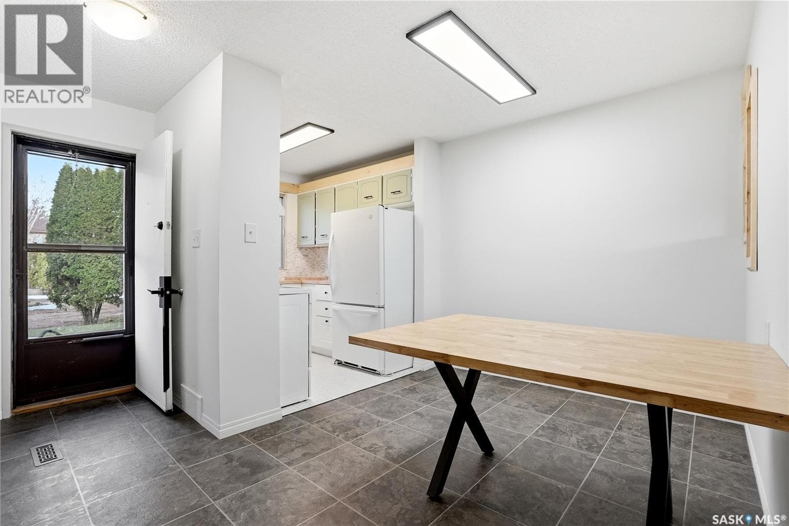 93 1128 Mckercher DRIVE — photo 4