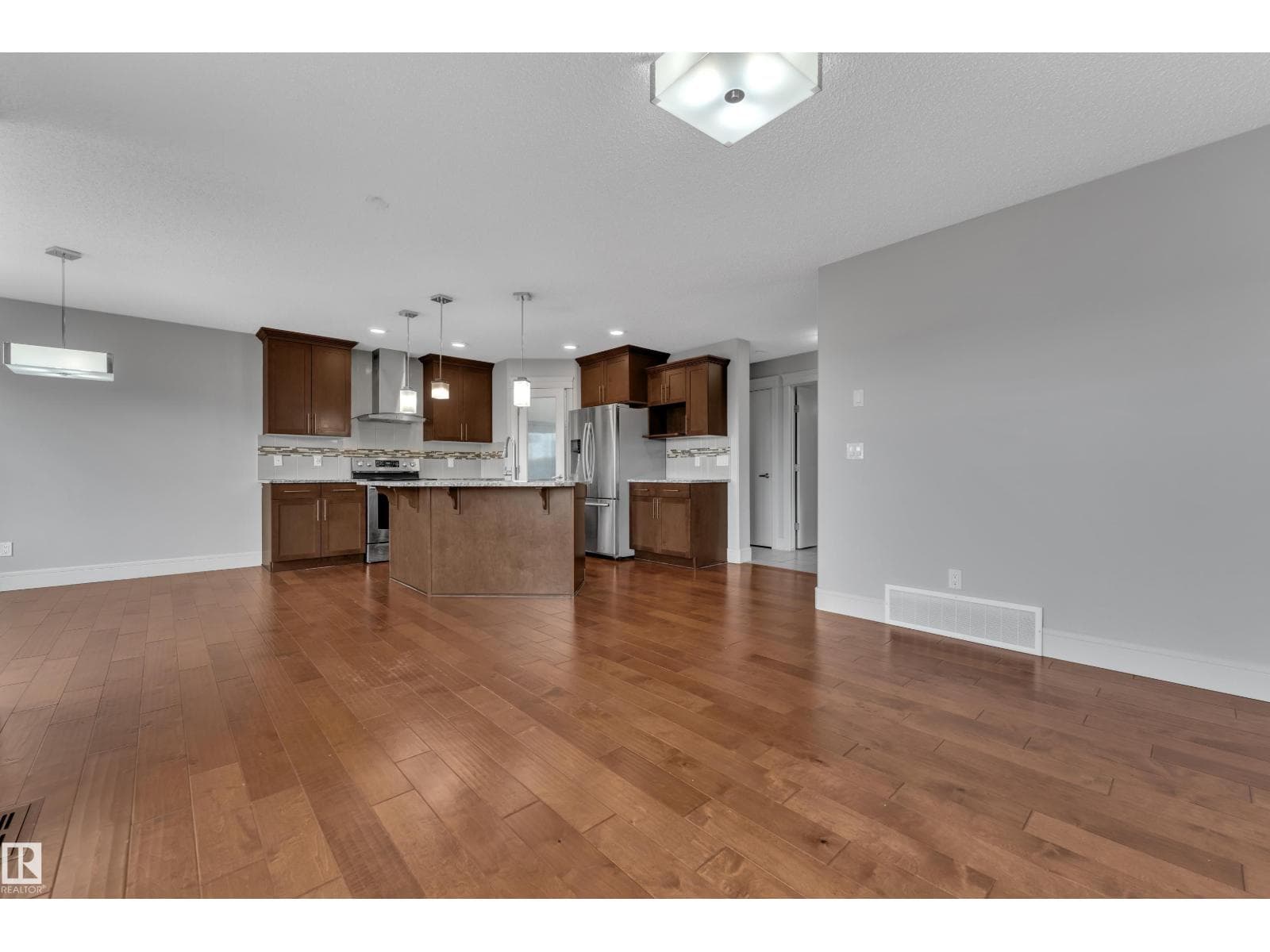 3363 13 AVE NW — photo 3