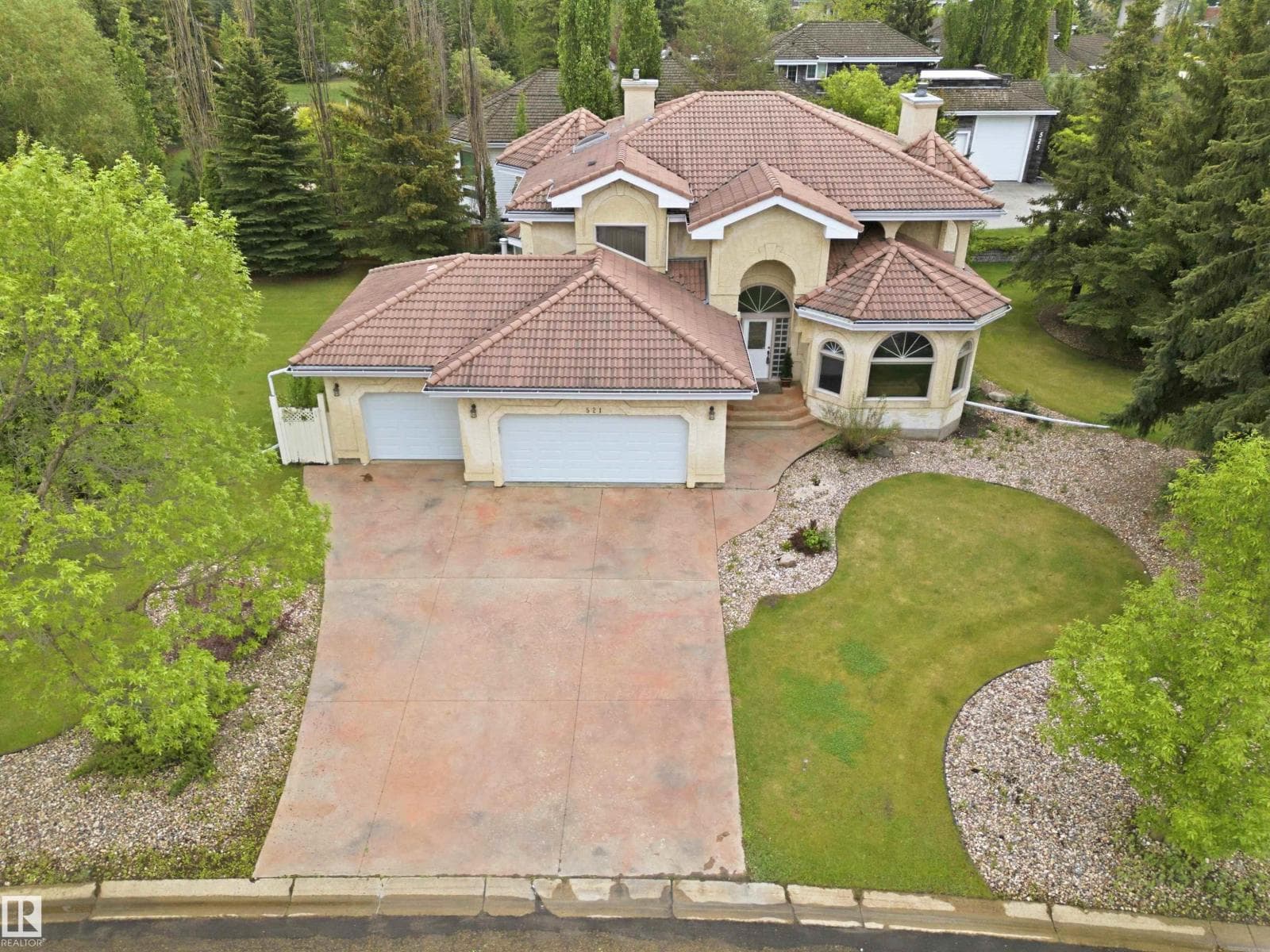 521 ESTATE DR