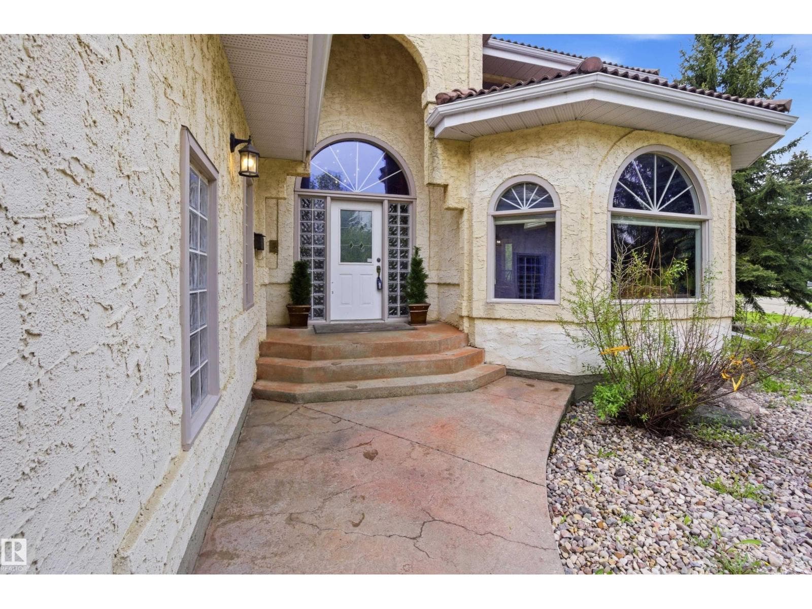 521 ESTATE DR — photo 3
