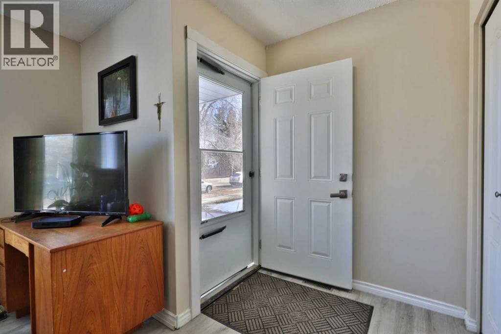 6403A 49 Avenue — photo 3