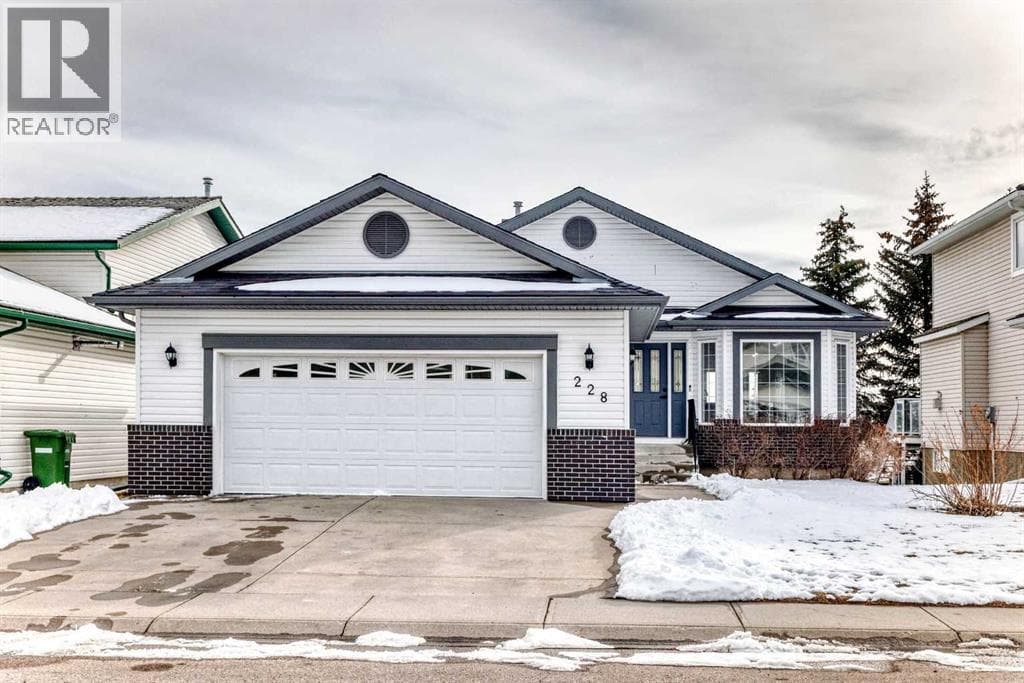 228 Woodside Crescent NW