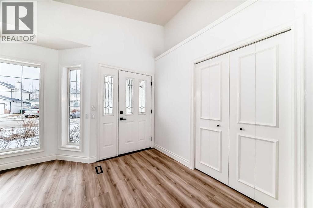 228 Woodside Crescent NW — photo 3