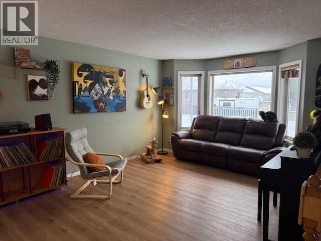 27 Bison Crescent — photo 2