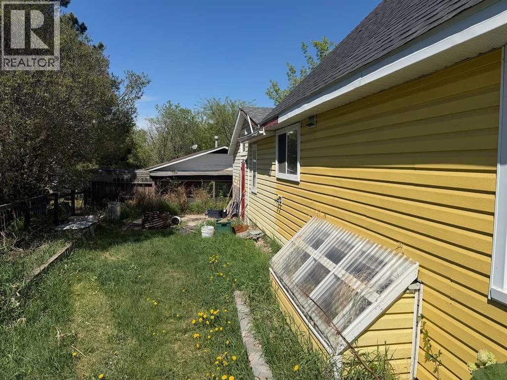 3922A 46 Street — photo 2
