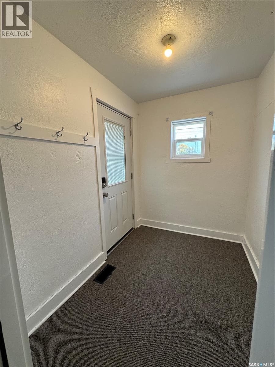 529 Albert STREET — photo 4