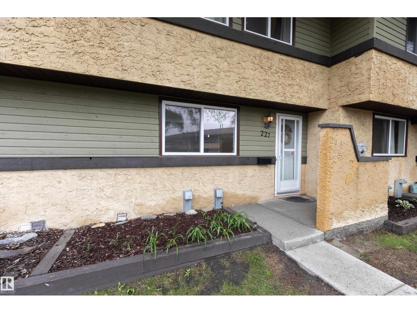 227 Woodbridge WY — photo 3