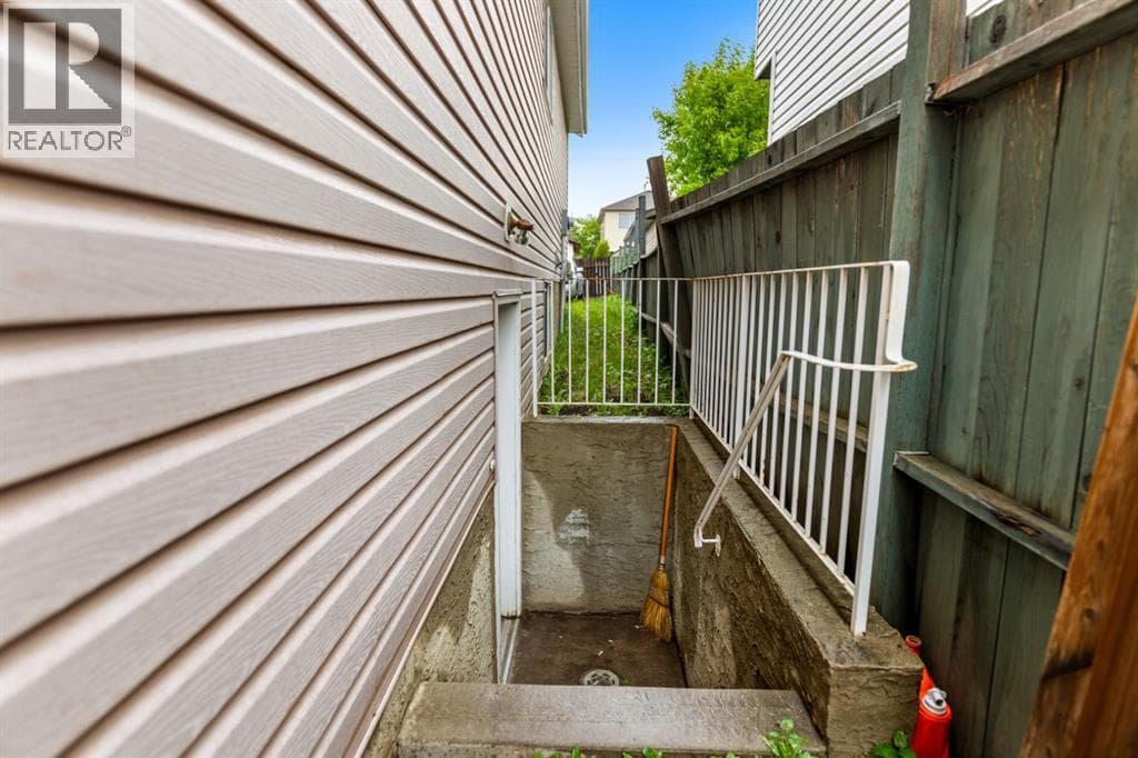 215 Carmel Close NE — photo 4