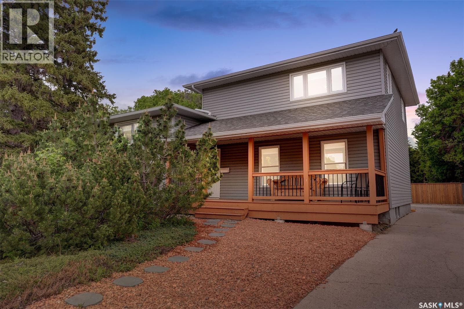 209 Douglas AVENUE E — photo 3