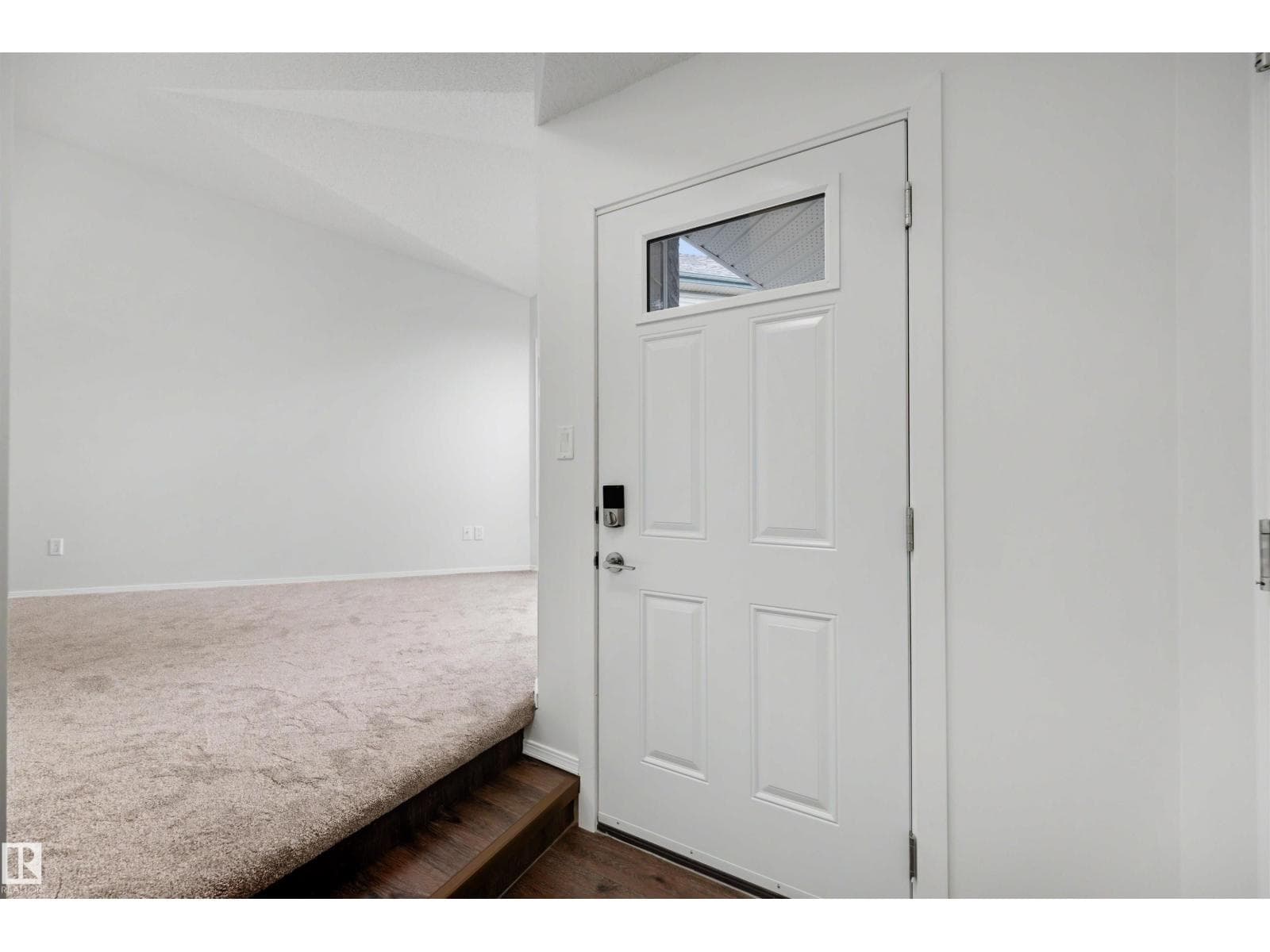 11815 8 AV NW — photo 2