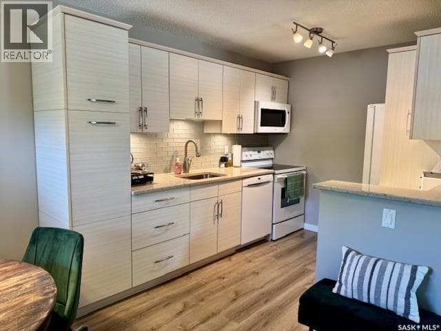 105 2921 Harding STREET — photo 5
