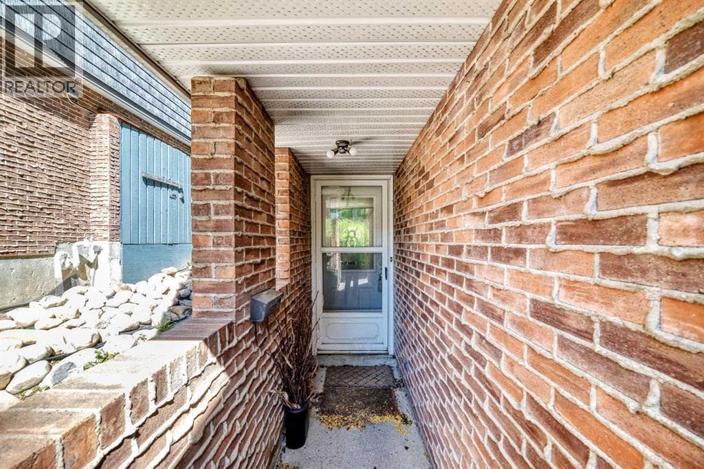 400 Brae Glen Crescent SW — photo 4