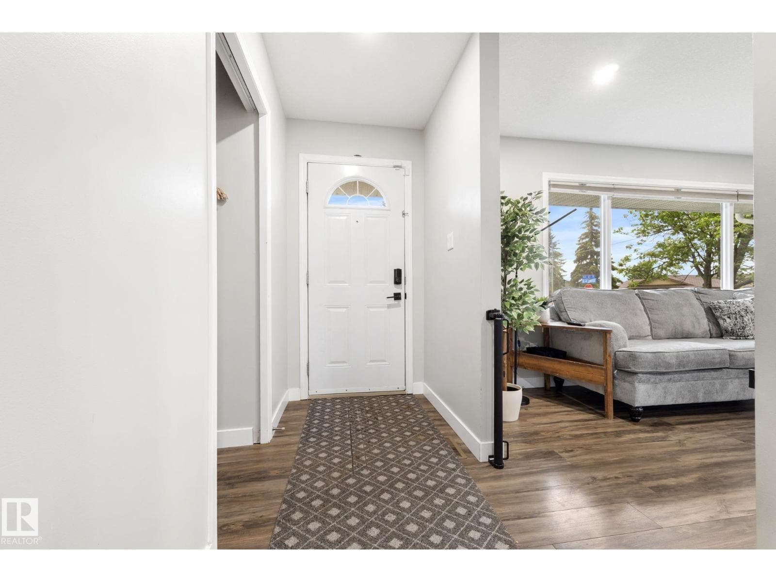 4702 50 AV — photo 4