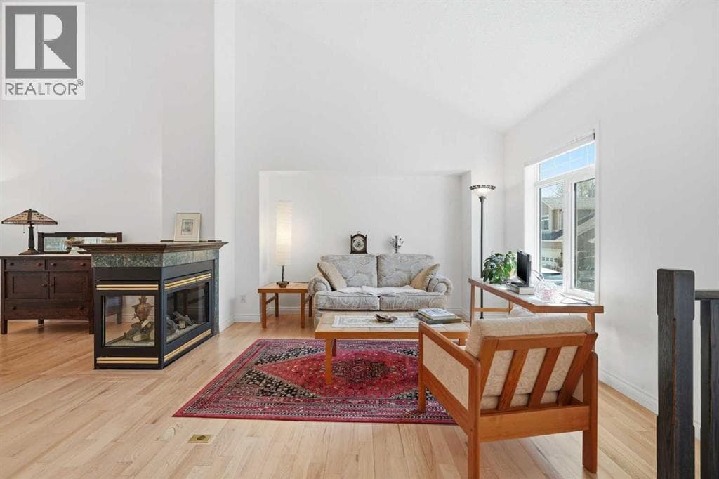 18 Varsity Estates Park NW — photo 5