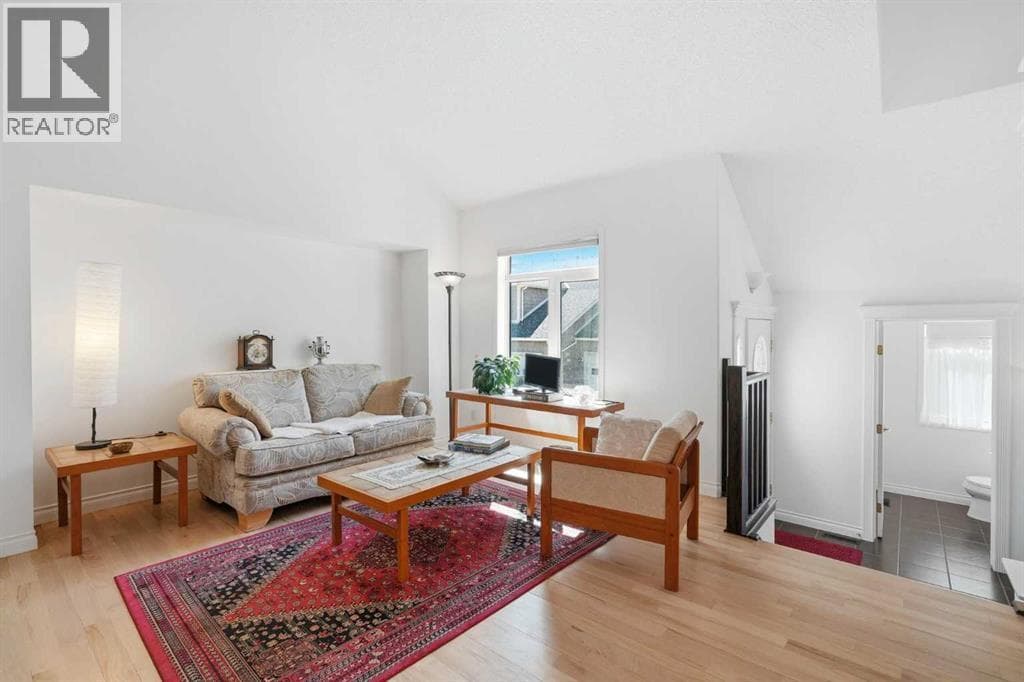 18 Varsity Estates Park NW — photo 4